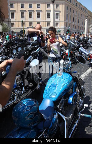 16. Juni 2013 Harley Davidson Enthusiasten konvergieren auf dem Petersplatz, Vatikan für einen Päpstlichen Segen während Sonntag Masse in Ro Stockfoto