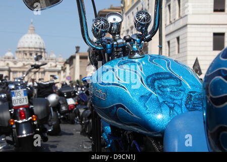 16. Juni 2013 Harley Davidson Enthusiasten konvergieren auf dem Petersplatz, Vatikan für einen Päpstlichen Segen während Sonntag Masse in Ro Stockfoto