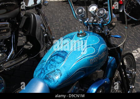 16. Juni 2013 Harley Davidson Enthusiasten konvergieren auf dem Petersplatz, Vatikan für einen Päpstlichen Segen während Sonntag Masse in Ro Stockfoto