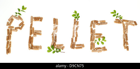 Text-Pellets Holzpellets auf weißem Hintergrund gemacht Stockfoto