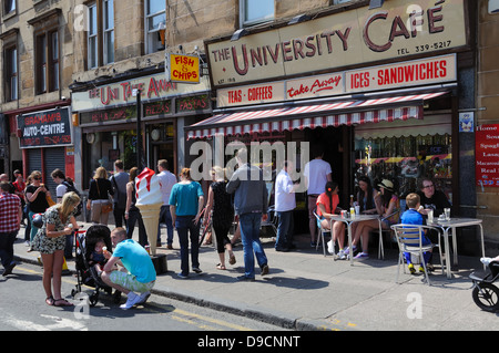 Ein beschäftigt Straßenszene in der Universität-Café auf Byres Road, Glasgow, Scotland, UK Stockfoto