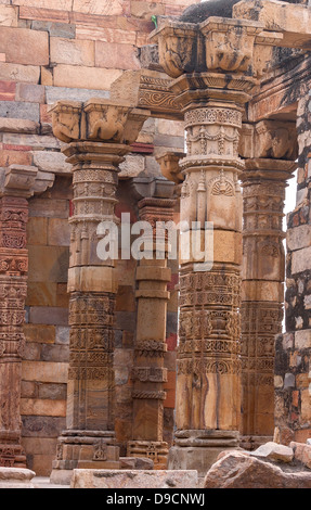Gruppe von stehenden Säulen und Pfeiler am Qut'b Minar in Delhi. Stockfoto