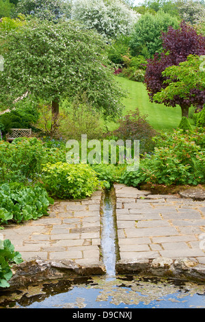 Wasserspiel im ummauerten Garten in Wallington Hall in Northumberland. National Trust-Eigenschaft. Stockfoto