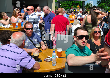 Menschen, die Geselligkeit an einem Sommertag in Glasgow, Scotland, UK Stockfoto