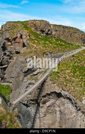 atemberaubende Carrick-a-Rede Rope Bridge in Nordirland, Vereinigtes Königreich Stockfoto