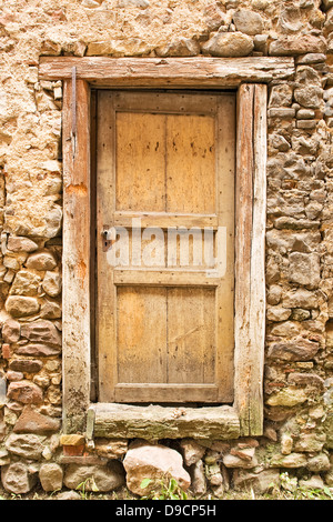 Alt und marode Haustür, alte und baufällige Tür Stockfoto