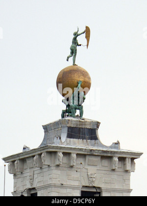 Dreieckigen Punta della Dogana, (das ehemalige Zollhaus der Stadt) trennt den Grand Canal und der Canale della Giudecca in Venedig, Italien. Heute ist es ein Zentrum für zeitgenössische Kunst Stockfoto