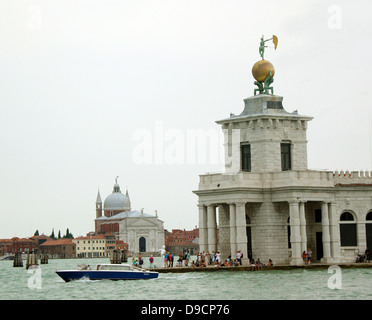 Dreieckigen Punta della Dogana, (das ehemalige Zollhaus der Stadt) trennt den Grand Canal und der Canale della Giudecca in Venedig, Italien. Heute ist es ein Zentrum für zeitgenössische Kunst Stockfoto