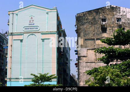 Neu renovierte und verfallenen Gebäude nebeneinander in Yangon Rangun Myanmar Burma Südostasien Stockfoto