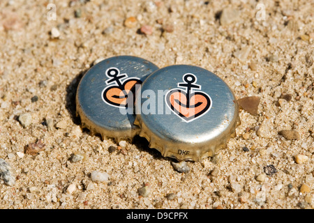 Zwei Astra-Kronkorken am Strand, zwei Astra Kronkorken am Strand, Stockfoto