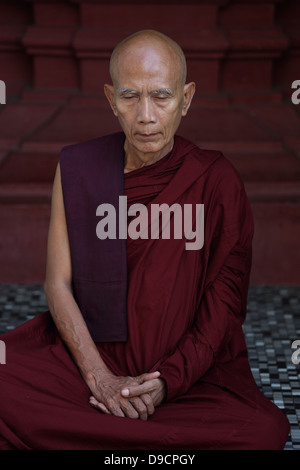 Buddhistischer Mönch beten Shwedagon Paya buddhistischen Tempel in Yangon, Myanmar, Südostasien Stockfoto