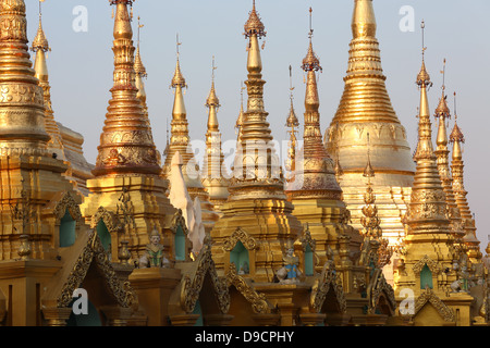 Goldene Stupas an den heiligen buddhistischen Tempel der Shwedagon Paya in Yangon, Myanmar, Südostasien Stockfoto