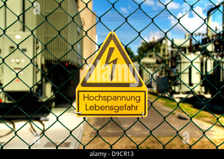 Vorsicht Hochspannung Stockfoto