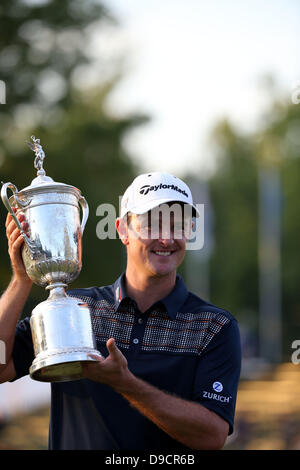 Merion, USA. 16. Juni 2013. Justin Rose (GER), 16. Juni 2013 - Golf: Justin Rose von England feiert mit der Trophäe nach dem Gewinn der Fnal Runde der US Open Championship im Golfclub Merion, East Course in Haverford Township, Delaware County, Pennsylvania. (Foto von Koji Aoki/AFLO SPORT/Alamy Live-Nachrichten) Stockfoto