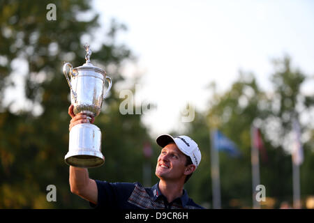 Merion, USA. 16. Juni 2013. Justin Rose (GER), 16. Juni 2013 - Golf: Justin Rose von England feiert mit der Trophäe nach dem Gewinn der Fnal Runde der US Open Championship im Golfclub Merion, East Course in Haverford Township, Delaware County, Pennsylvania. (Foto von Koji Aoki/AFLO SPORT/Alamy Live-Nachrichten) Stockfoto