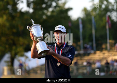 Merion, USA. 16. Juni 2013. Justin Rose (GER), 16. Juni 2013 - Golf: Justin Rose von England feiert mit der Trophäe nach dem Gewinn der Fnal Runde der US Open Championship im Golfclub Merion, East Course in Haverford Township, Delaware County, Pennsylvania. (Foto von Koji Aoki/AFLO SPORT/Alamy Live-Nachrichten) Stockfoto