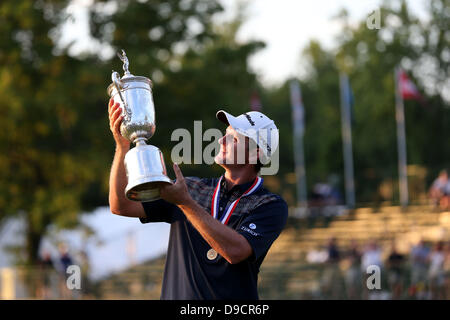 Merion, USA. 16. Juni 2013. Justin Rose (GER), 16. Juni 2013 - Golf: Justin Rose von England feiert mit der Trophäe nach dem Gewinn der Fnal Runde der US Open Championship im Golfclub Merion, East Course in Haverford Township, Delaware County, Pennsylvania. (Foto von Koji Aoki/AFLO SPORT/Alamy Live-Nachrichten) Stockfoto