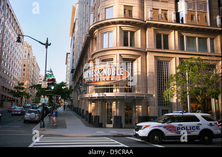 Straßenszene in Washington DC mit Barnes &amp; Noble Book Store und Polizei Auto Stockfoto