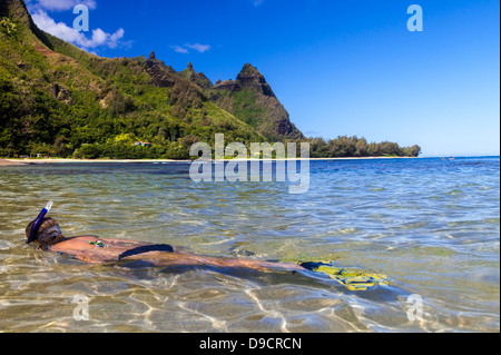 Schnorchler am Tunnel Beach auf Kauai mit Mt. Makana genannt Bali Hai, im Hintergrund Stockfoto