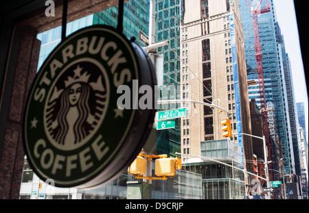 Starbucks auf 'Avenue of the Americas' New York City Stockfoto