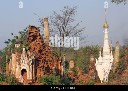 Zerfallenden alten Stuck Stupa in Nyaung Ohak in der Nähe der See Dorf Inthein am Inle-See, Myanmar, Birma, Südostasien Stockfoto