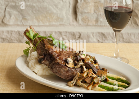 Steak mit Gemüse. Stockfoto