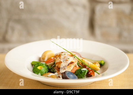 Gegrillter Lachs und Gemüse. Stockfoto