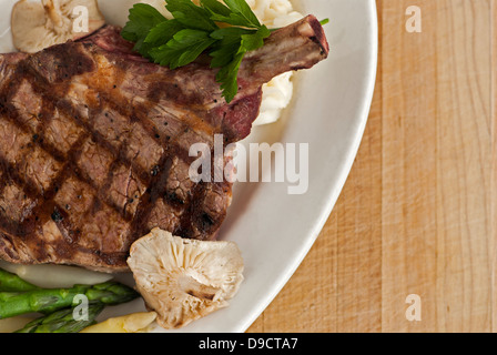 Steak mit Gemüse. Stockfoto