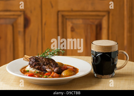 Lammkeule und ein Bier in einem Pub. Stockfoto