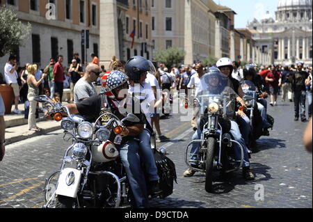 Harley Davidson Motorrad Club Mitglieder. harley-davidson Enthusiasten roll in Rom. Die niedrigen Poltern von rund 35.000 Harley Davidson ist überholen die Summen der Motorroller und Autos in den Straßen rund um den Vatikan, und am Sonntag wird es auch in st. Peter Square. Credit: s. s./alamy leben Nachrichten Stockfoto