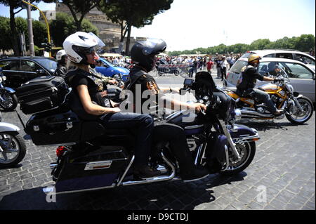 Rom, Italien. Harley Davidson Rider Enthusiasten Rollen In Rom. Das niedrige Grollen von etwa 35,000 Harley Davidson überholt die Summen der Roller und Autos in den Straßen rund um den Vatikan, und am Sonntag wird es sogar auf dem Petersplatz anwesend sein. Quelle: s.s./Alamy Live News Stockfoto