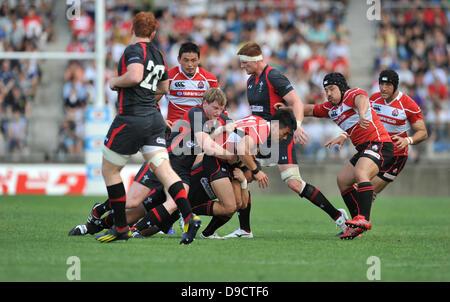 Kenki Fukuoka Japan während der Lipovitan D Challenge 2013 zwischen Japan 23-8 Wales Prinz Chichibu Memorial Stadium, Tokyo, Japan in Angriff genommen wird. (Foto: AFLO) Stockfoto