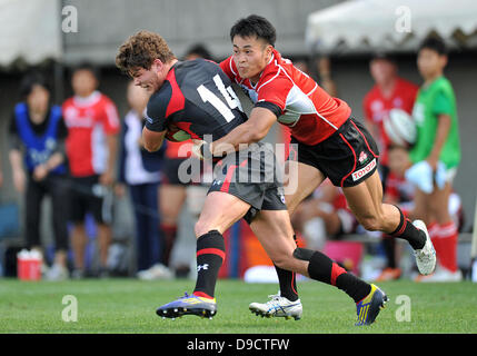 Kenki Fukuoka Japan befasst sich während der Lipovitan D Challenge 2013 zwischen Japan 23-8 Wales Prinz Chichibu Memorial Stadium, Tokio, Japan. (Foto: AFLO) Stockfoto