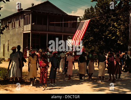 Ein Fourth Of July-fest, St. Helena Island, South Carolina, ca. 1939 Texaco Tankstelle hinter Flagge. Stockfoto