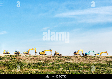 Baumaschinen auf Hügel Stockfoto