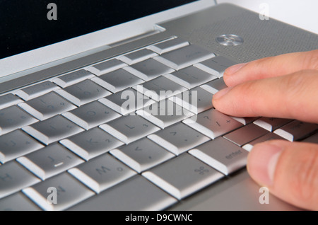 Finger auf Laptoptastatur drücken Stockfoto