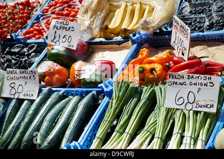 Obst und Gemüse Stand auf Hexham Bauernmarkt. Stockfoto