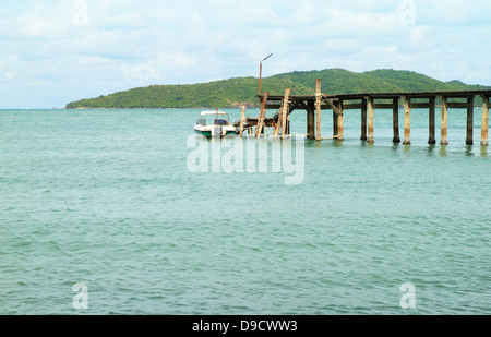 hölzerne Pier und Boot Parkplatz am Meer mit Samed Insel Hintergrund, Thailand Stockfoto