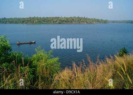 Kerala Backwaters und Fischer Boot Landschaft betrachten Indien Stockfoto