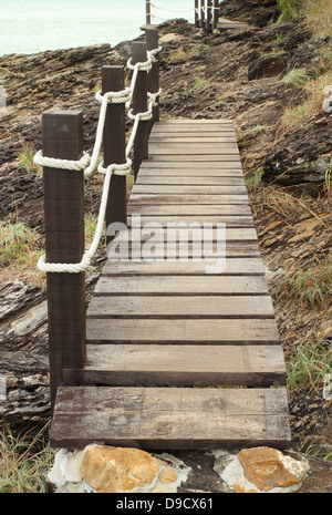 hölzerne Weg auf dem Meer-Stein Stockfoto