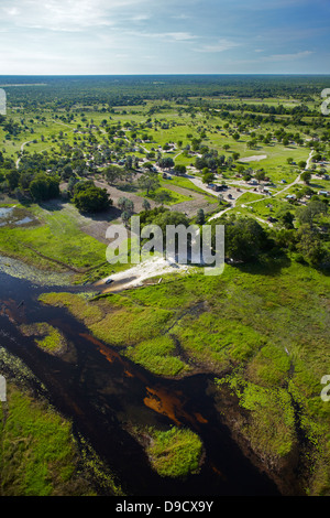 Boro River und Boro Dorf, Okavango Delta, Botswana, Afrika - Antenne Stockfoto