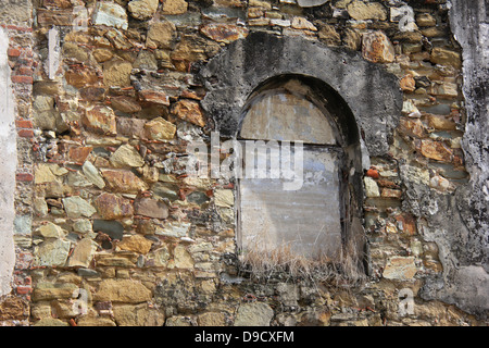 Alten geschlossen Fensterbogen auf einer kolonialen Wand. Stockfoto