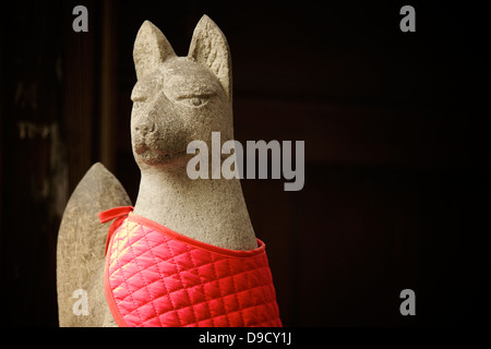 Kitsune Wache an der Hikan-Inari-Schrein in Asakusa, Tokio Stockfoto