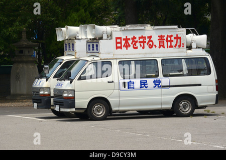 Lautsprecherwagen der liberale demokratische Partei von Japan parkte am Tsukiji Honganji Stockfoto