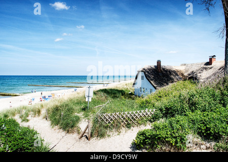 Reetdachhaus am Strand mit Ahrenshoop Stockfoto