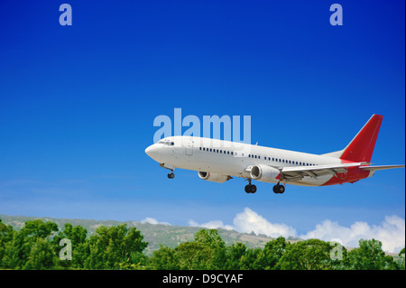 Großen Jet Passagierflugzeug nähert sich zur Landung Stockfoto