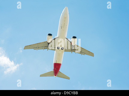 Großen Passagierflugzeug in den blauen Himmel fliegen Stockfoto