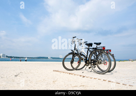 Legte zwei Fahrräder am Strand Stockfoto