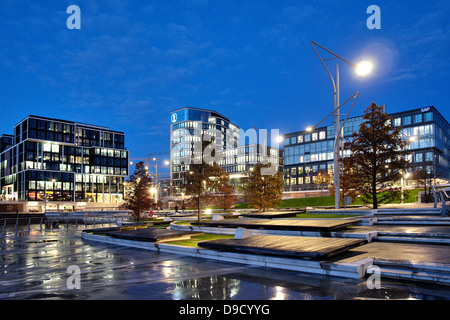 Gebäude in der Hafenstadt bei Nacht Hamburg Stockfoto