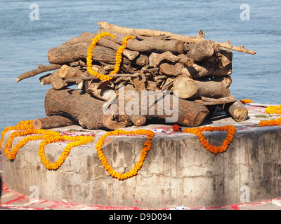 Sandelholz und Blumen für die Kremation Ceramony am Ganges in Varanasi Stockfoto